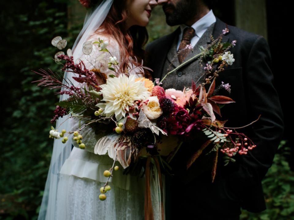 Glückliches Brautpaat mit Blumen von Pyrus - Tollwasblumenmachen.de