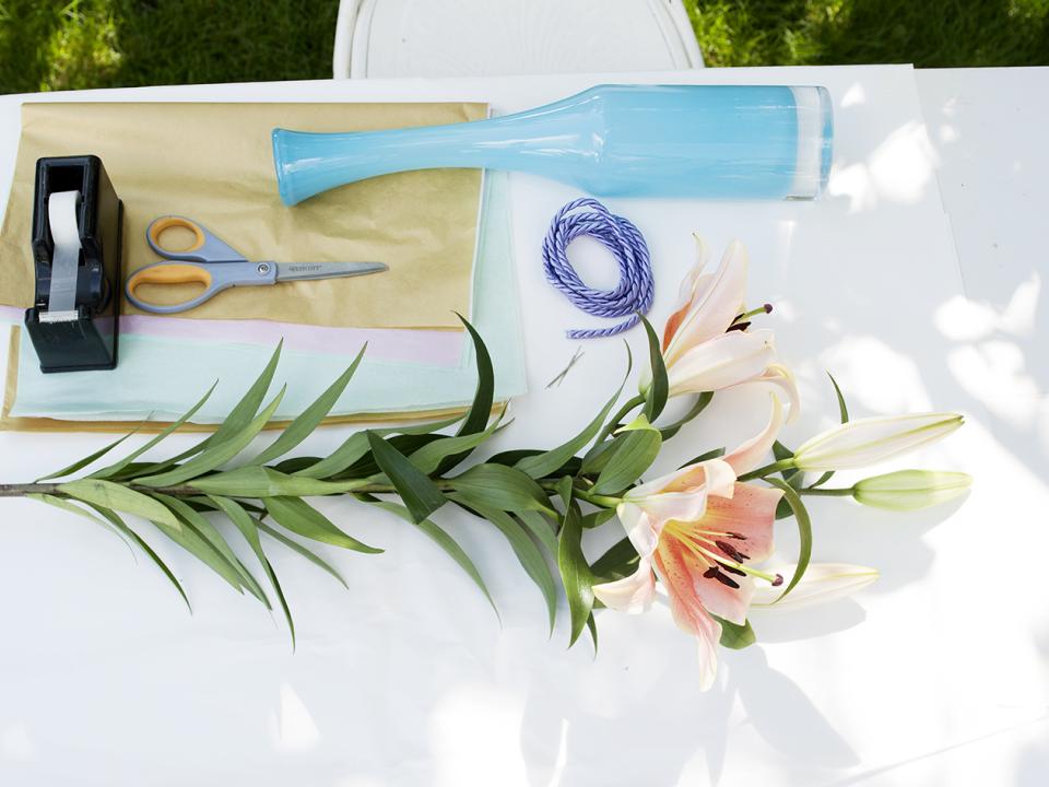 DIY: Flaschenvase mit fröhlichen Fransen - Tollwasblumenmachen.de