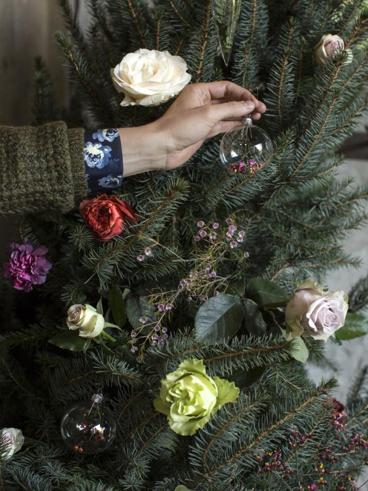 Kerstboom versierd met rozen - Mooiwatbloemendoen.nl