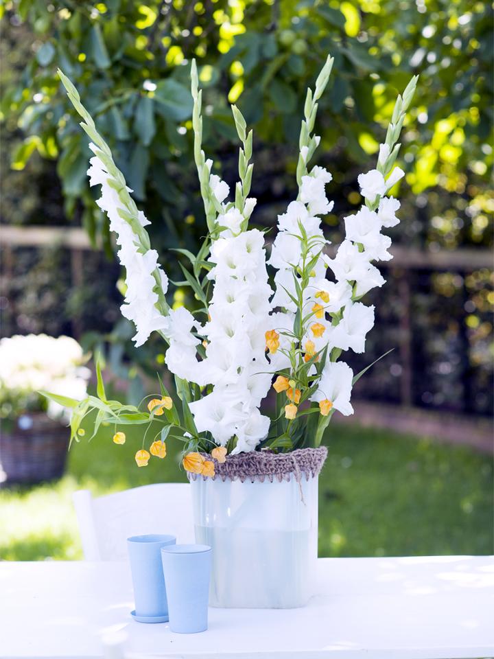 Stellen Sie Ihre Blumen in eine gehäkelte Vase - Tollwasblumenmachen.de