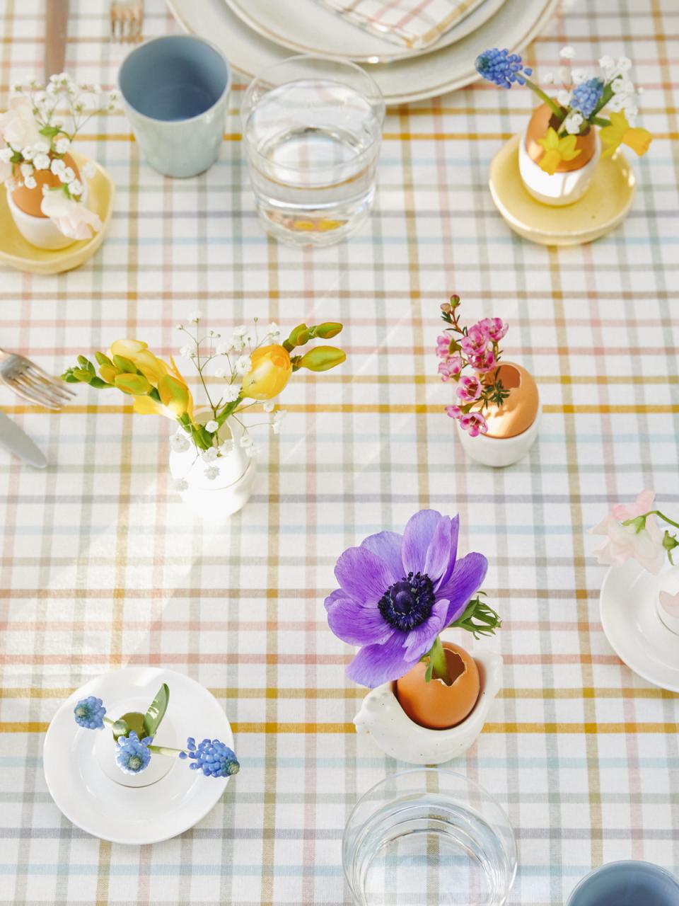 eierschaalvaasjes bloemen