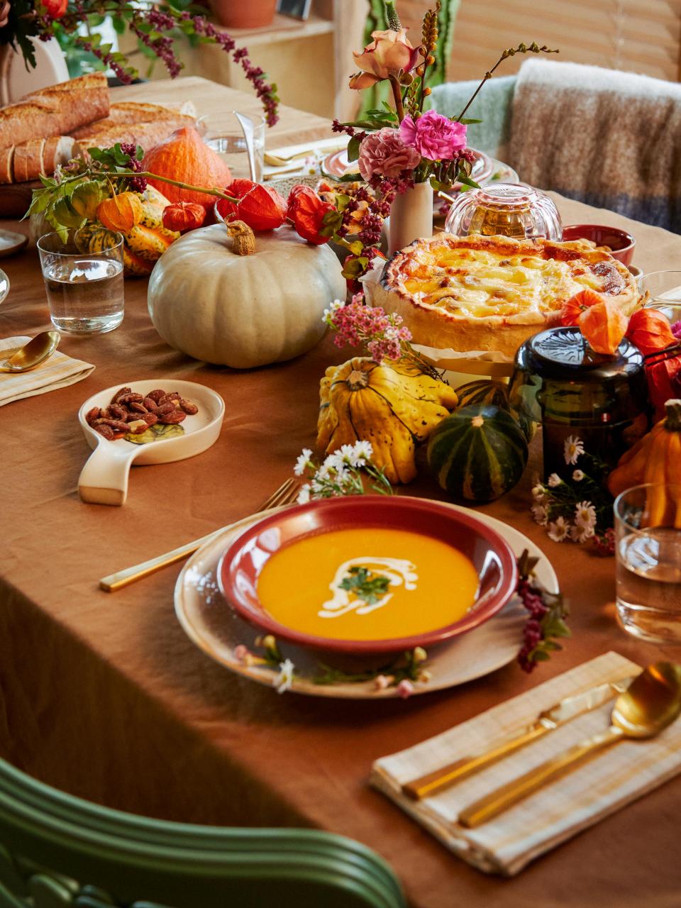 Kleed de lunchtafel aan met herfstbloemen Mooiwatbloemendoen.nl