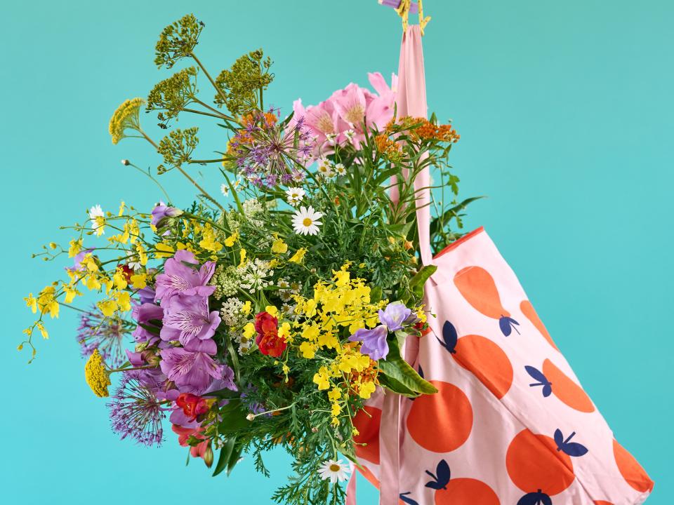 DIY: een hangend tasje vol bloemen Mooiwatbloemendoen.nl