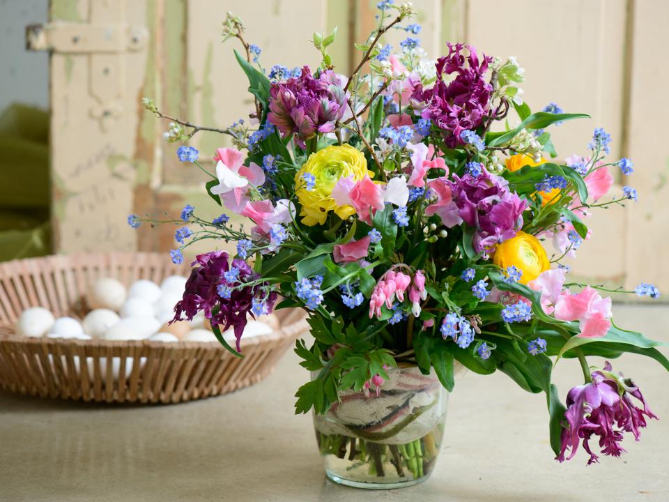 Österliches Bouquet aus Vergissmeinnicht, Lathyrus, Hahnenfuß, Papageitulpen und Tränendem Herz - www.tollwasblumenmachen.de