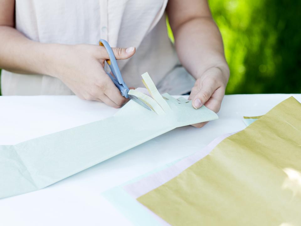 DIY: Flaschenvase mit fröhlichen Fransen - Tollwasblumenmachen.de