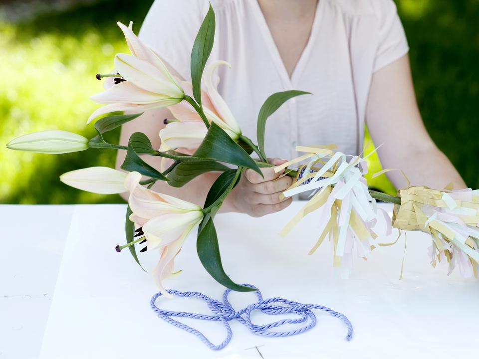 DIY: Flaschenvase mit fröhlichen Fransen - Tollwasblumenmachen.de