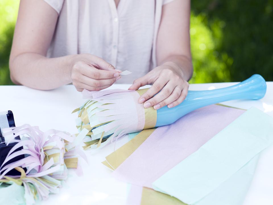 DIY: Flaschenvase mit fröhlichen Fransen - Tollwasblumenmachen.de