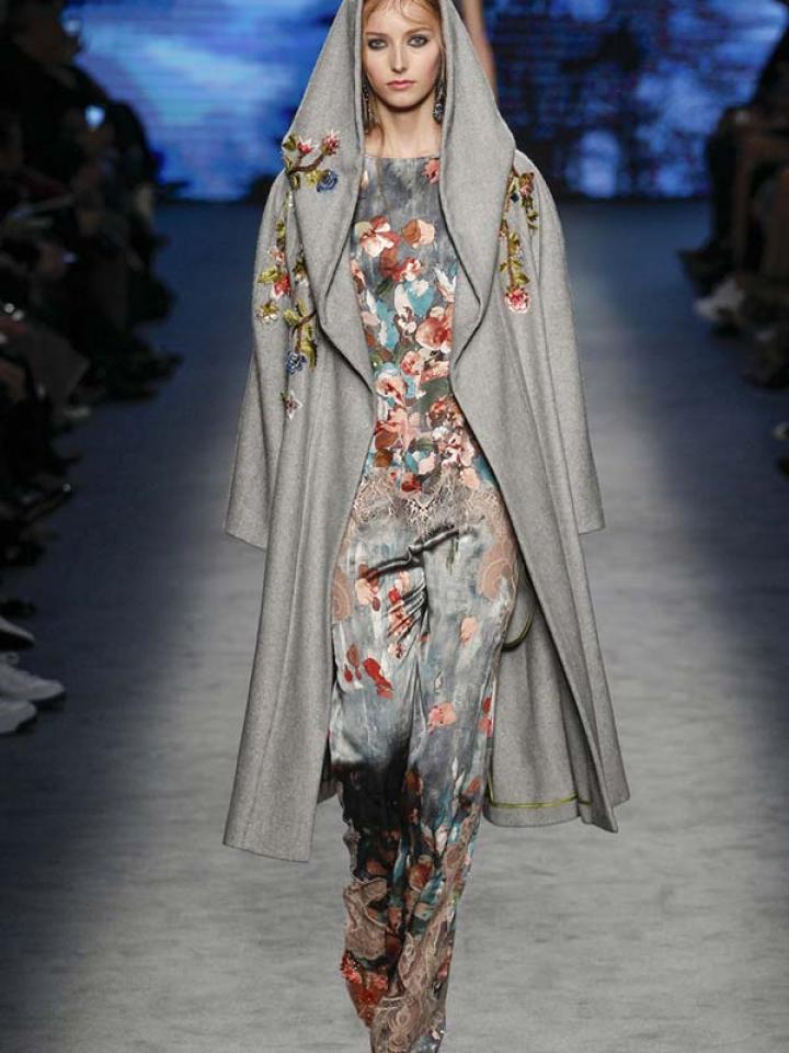 Cape mit Stickereien von Alberta Ferretti - Tollwasblumenmachen.de