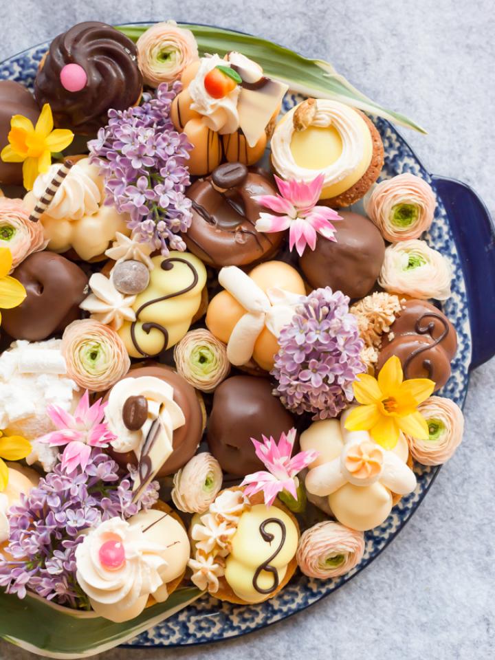 Urbane Petit Four mit Blumen - www.tollwasblumenmachen.de