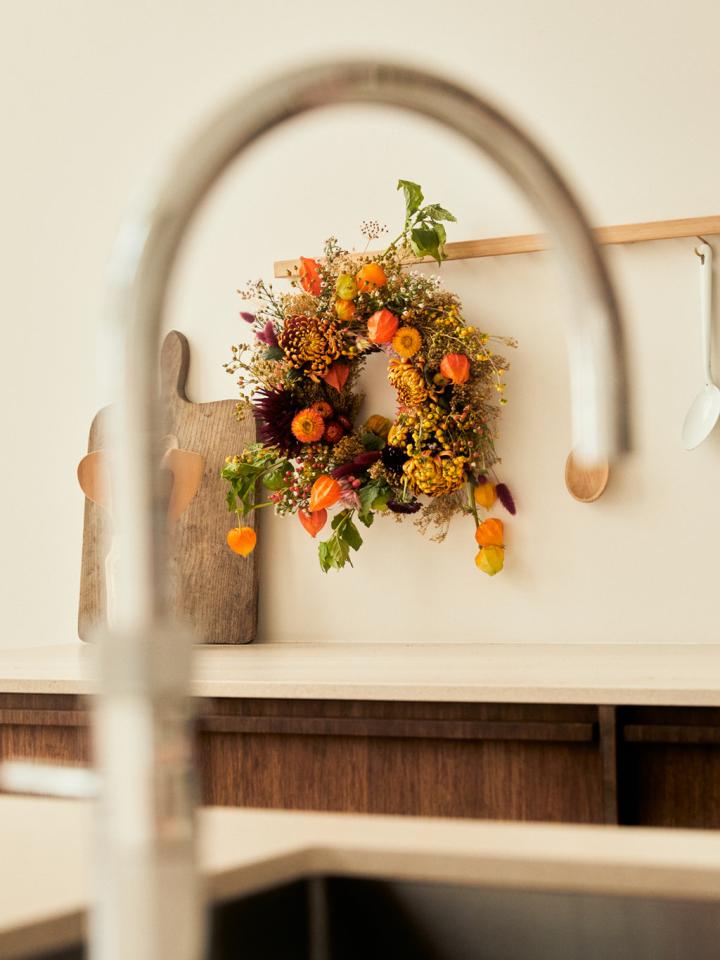 Herbstkranz mit frischen und getrockneten Blumen | tollwasblumenmachen.de