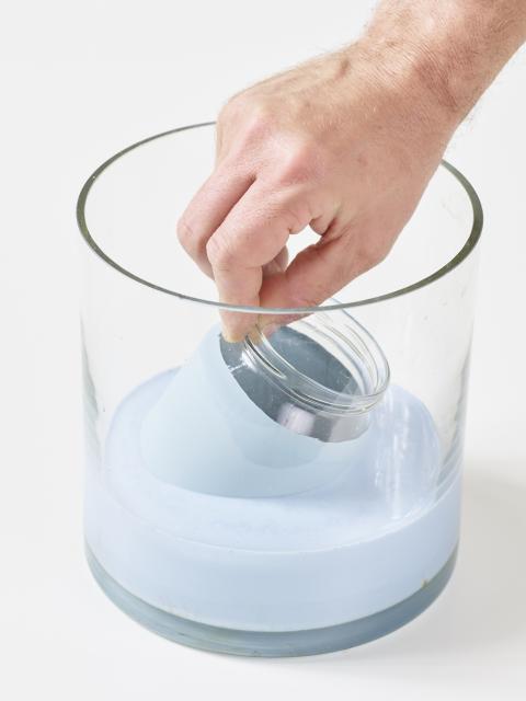 Das Gemüseglas wird in die Farbe getunkt - Tollwasblumenmachen.de Das Gemüseglas wird in die Farbe getunkt - Tollwasblumenmachen.de