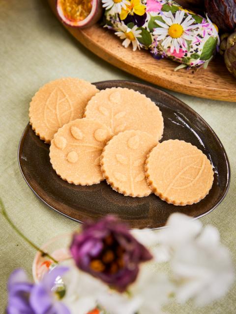 vegan koekjes met een florale print Mooiwatbloemendoen.nl