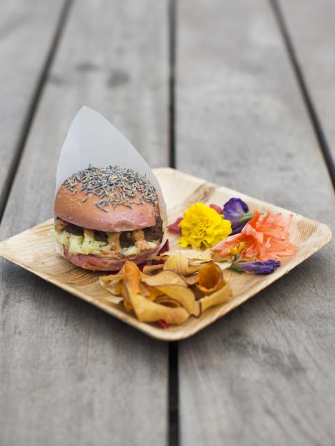 Pulled Pork Burger mit Lavendelbun von Berlin Cuisine - Tollwasblumenmachen.de