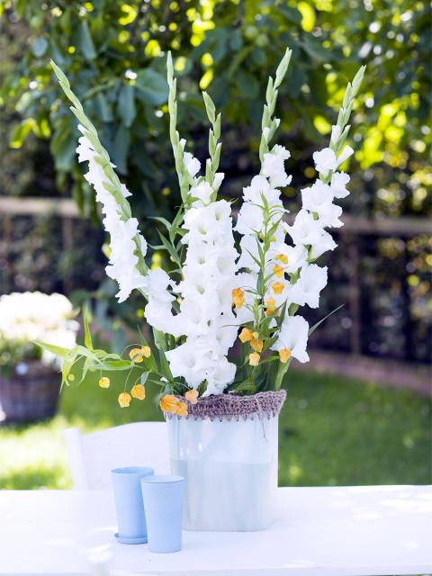 Stellen Sie Ihre Blumen in eine gehäkelte Vase - Tollwasblumenmachen.de