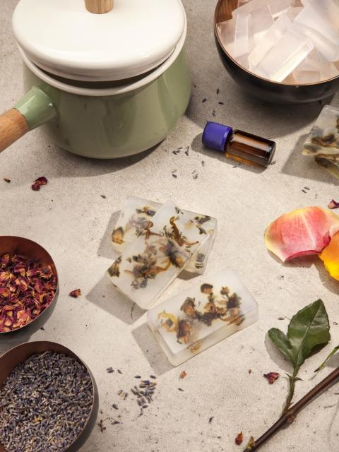 DIY: Seifen mit getrockneten Sonnenblumen - Tollwasblumenmachen.de